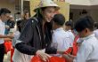 Thuỳ Tiên giản dị, đội nón lá, mặc áo cờ đỏ sao vàng trong chuyến từ thiện tại Campuchia